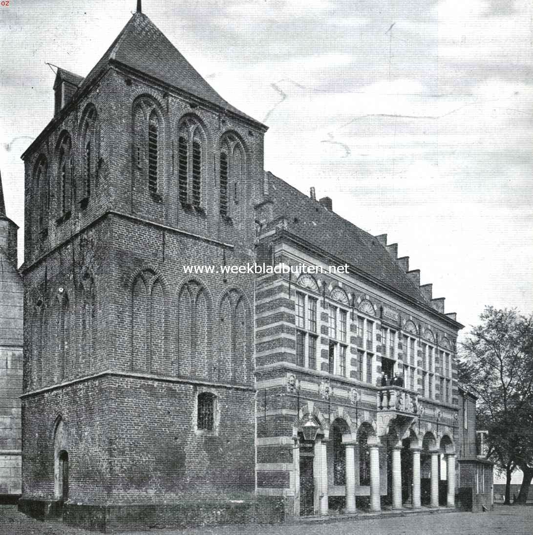 In Overijsels Noordwest-Hoek. Raadhuis met toren en Groote Kerk te Vollenhove